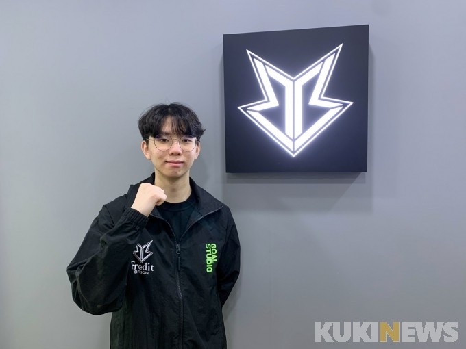 她不仅用自 她不仅用自